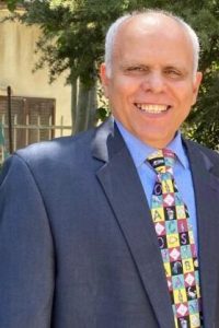 القس فيكتور مكرم مدير فرع أسوان